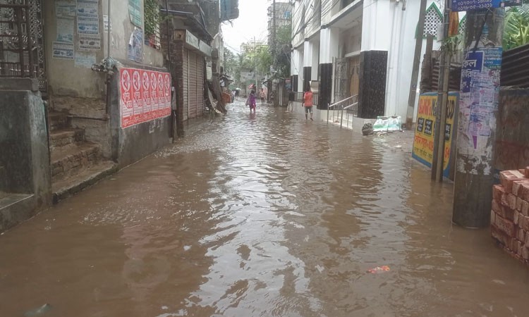 রিমালের জেরে বৃষ্টিতে রাজধানীজুড়ে জলাবদ্ধতা